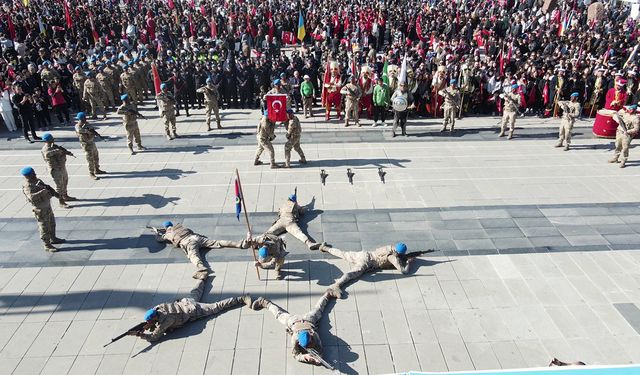 Çorum’da 29 Ekim Cumhuriyet Bayramı coşkusu! Komandoların gösterisi nefes kesti