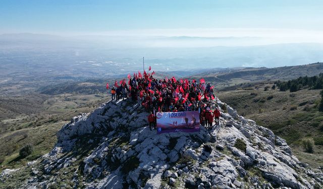 Çorum'un zirvesinde Cumhuriyet coşkusu: Kösedağ'ına dev Türk bayrağı