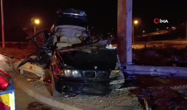 Ankara Mamak'ta can pazarı: Otomobil direğe çarptı, 4 kişi öldü!