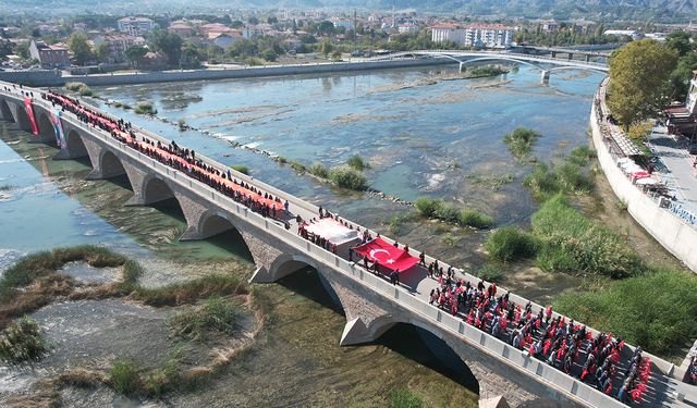 Çorum Osmancık'ta 101 metrelik bayrakla Cumhuriyet coşkusu böyle yaşandı