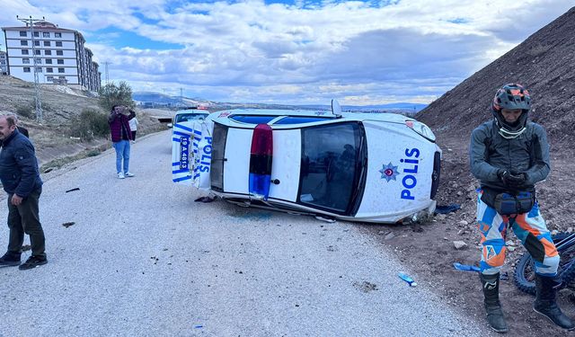 Çorum'da şüpheli aracı kovalayan polis otosu takla attı!