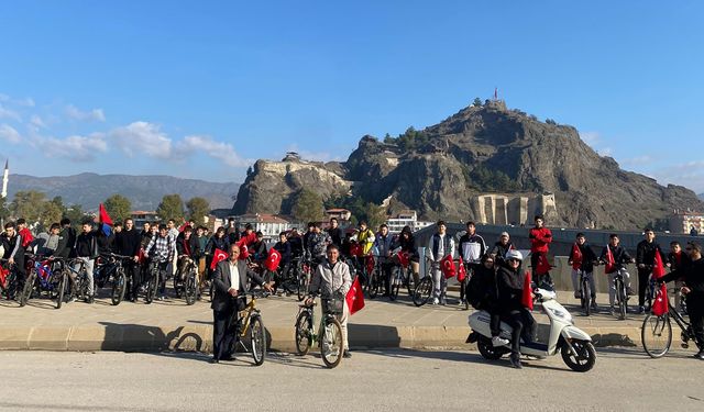 Osmancık'ta Cumhuriyet coşkusu: Genç öğrenciler tarihi mekanlarda pedal çevirdi!