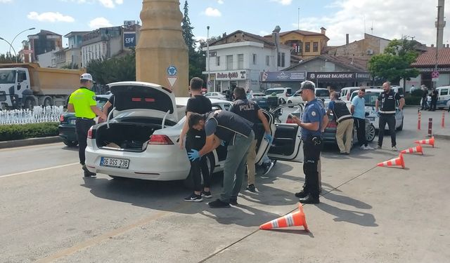 Çorum'da polisin şok denetimi sonuç verdi: 7 şahıs yakalandı, silah ve uyuşturucu ele geçirildi!