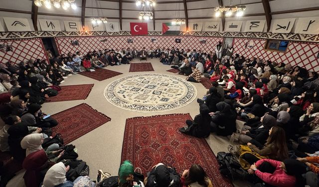 “Kardan Aydınlık” ezgisiyle tanınan Teymullah Özbek, Çorum’da hayranlarıyla buluştu