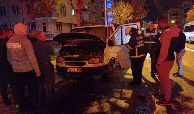 Çorum'da korku dolu anlar! Park halindeki kamyonette yangın paniği