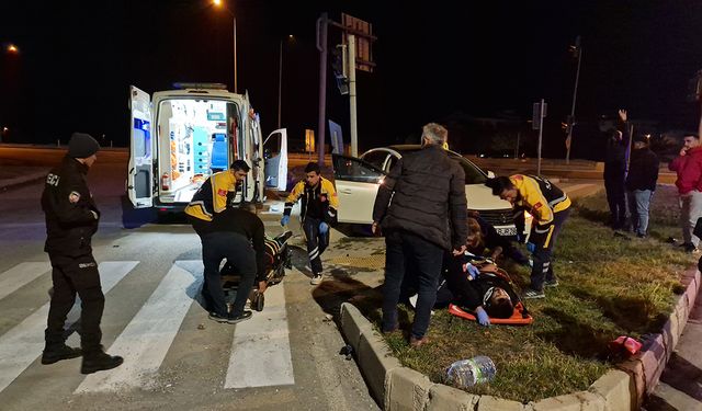 Yürekleri ağızlara getirdi! Otomobil refüje çarptı: 2 yaralı