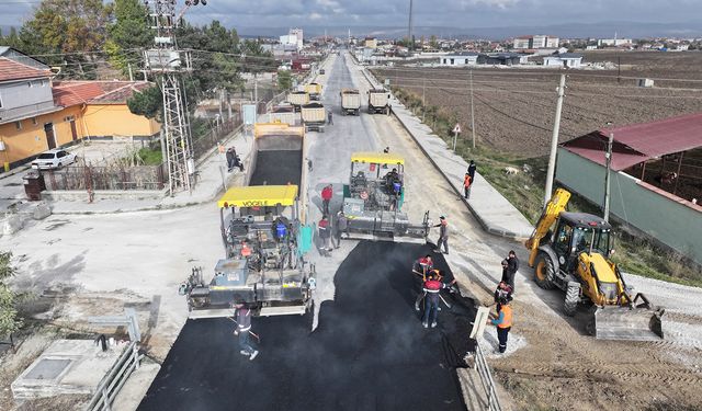 Çorum'un bu ilçesinde şehir girişleri sıcak asfalt ile güzelleşiyor