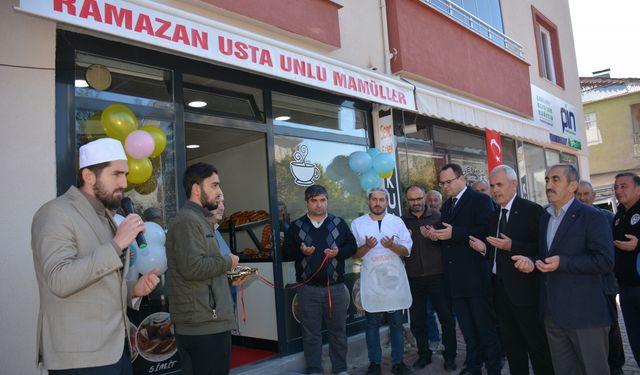 Başçiftlik Kaymakamı Satış, iş yeri açılışına katıldı