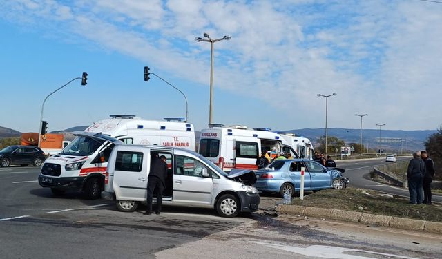 Bolu'da otomobil ile hafif ticari aracın çarpıştığı kazada 8 kişi yaralandı