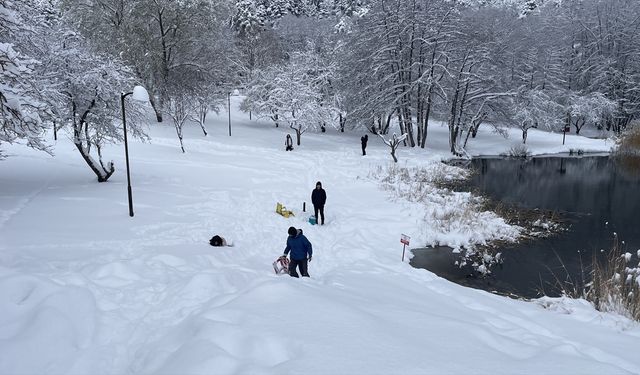 Bolu'nun doğal güzelliği Gölcük Tabiat Parkı beyaz örtüyle kaplandı