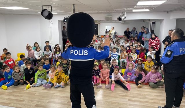 Canik'te polis, "Gelecek Sizinle Güvende Projesi" kapsamında öğrencilere eğitim verdi