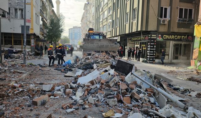 Çorum Valisi Ali Çalgan, patlama meydana gelen binada inceleme yaptı: