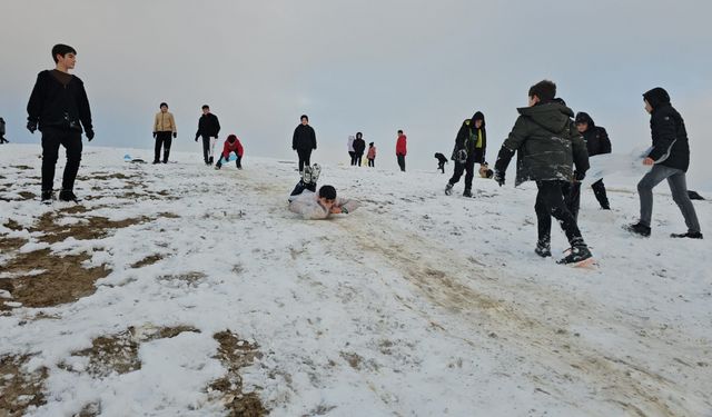 Çorum’da çocuklar tepsi ve plastik bidonlarla kayarak eğlendi