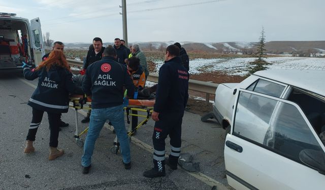 Çorum'da iki otomobilin çarpıştığı kazada sürücüler yaralandı