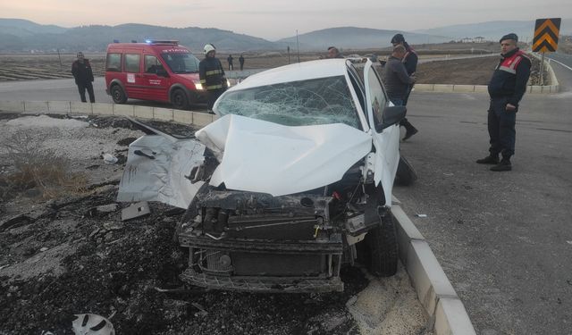 Çorum'da otomobille traktörün çarpışması sonucu 5 kişi yaralandı