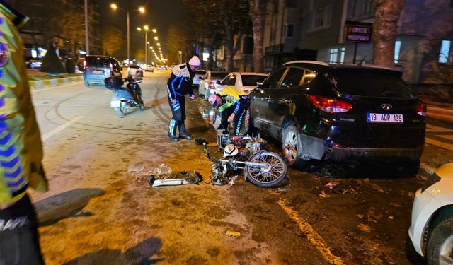 Çorum’da park halindeki araca çarpan motosikletin sürücüsü yaralandı