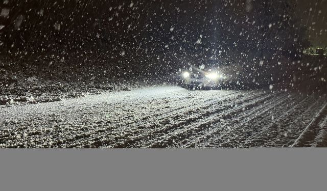 Düzce'de etkisini artıran kar sürücülere zor anlar yaşatıyor