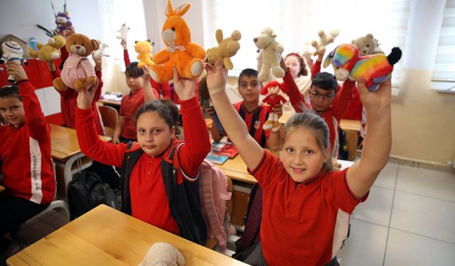 İlkokul öğrencileri gösteride kullandıkları oyuncakları Diyarbakırlı çocuklara gönderdi