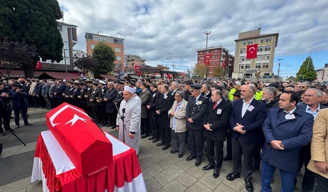 İstanbul'da trafik kazasına müdahale ederken şehit olan polis toprağa verildi