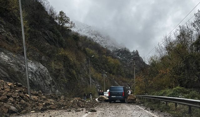 Karabük-Zonguldak kara yolundaki heyelan ulaşımı aksattı