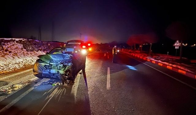 Karabük'te cipin arızalanan otomobile çarptığı kazada 3 kişi yaralandı