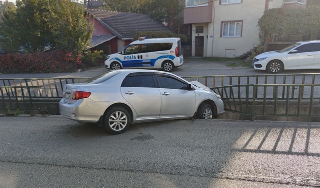 Karabük'te demir korkuluklara çarpan otomobilin sürücüsü yaralandı