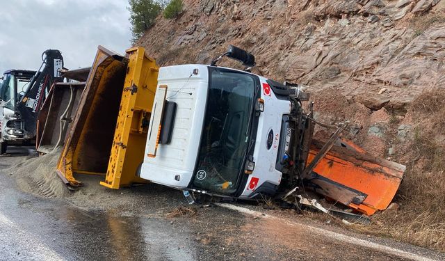 Karabük'te devrilen kar küreme ve tuzlama aracındaki 2 kişi yaralandı