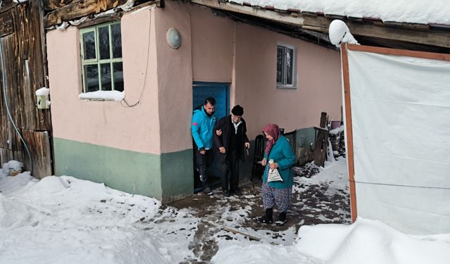 Karabük'te kar nedeniyle hastaneye gidemeyen kişilerin yardımına ekipler koştu