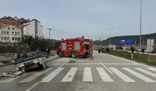 Kastamonu'da devrilen otomobildeki 2 kişi yaralandı