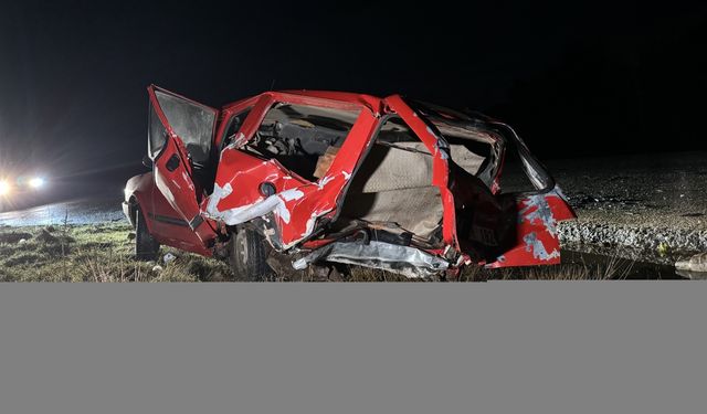 Kastamonu'da hafif ticari araç ile otomobilin çarpıştığı kazada 1 kişi öldü, 2 kişi yaralandı