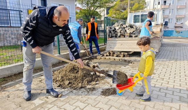 Küçük çocuk oyuncak el arabası ile belediye işçilerine yardım etti