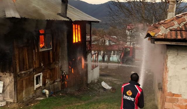 Mudurnu'da 2 katlı ahşap evde çıkan yangın söndürüldü