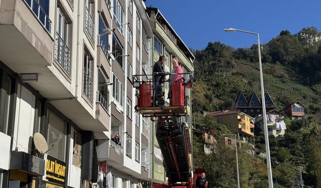 Rize'deki heyelanda evlerinden tahliye edilen vatandaşlar AFAD kontrolünde eşyalarını alıyor