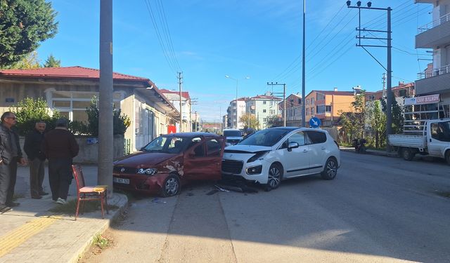 Samsun'da iki otomobilin çarpıştığı kazada karı koca yaralandı