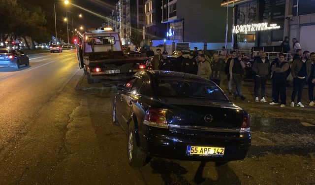 Samsun'da otomobil otobüs durağına çarptı, 3 üniversite öğrencisi yaralandı