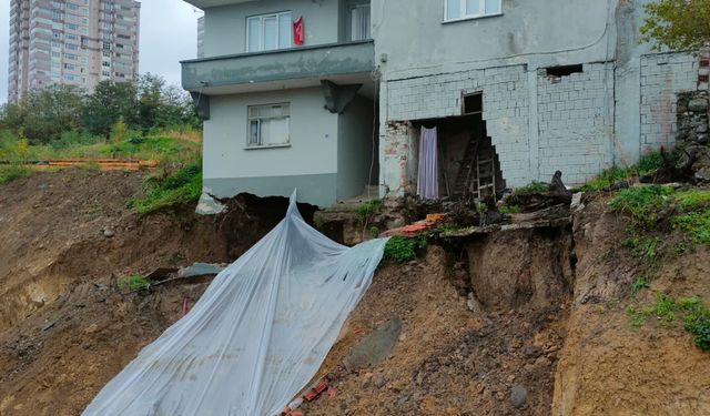 Samsun'da toprak kayması sonucu 2 katlı bina hasar gördü