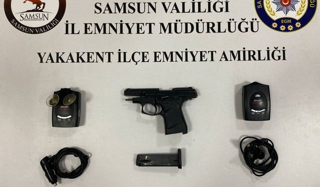 Samsun'un bir araçta 2 radar tespit cihazı ve kurusıkı tabanca bulundu