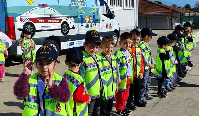 Terme'de jandarma çocuklara trafik eğitimi verdi