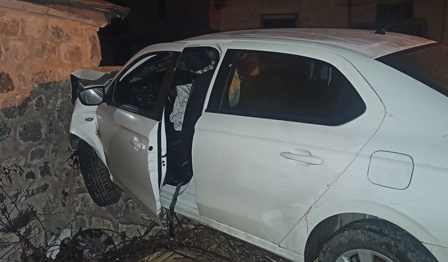 Tokat'ta camiye çarpan otomobildeki 8 kişi yaralandı