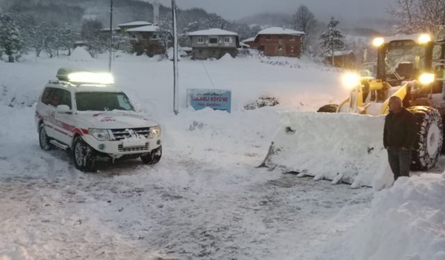 Tokat'ta köyde rahatsızlanan 2 hasta yolları açılarak hastaneye kaldırıldı