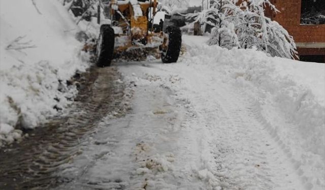 Trabzon'da evinin yolu kardan kapanan astım hastası kadına sağlık hizmeti ulaştırıldı