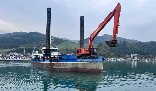 Yakakent Balıkçı Barınağı'nın sığ bölümünde dip temizliği çalışması başlatıldı