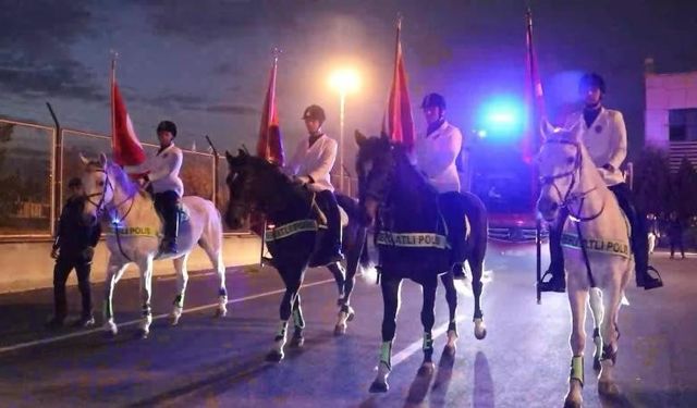 A Milli Futbol Takımı Kayseri’de atlı polislerle karşılandı