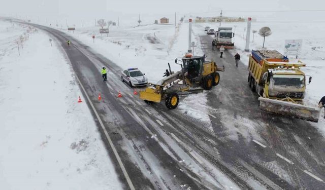 Aksaray’da yolda kalan 66 kişi kurtarıldı