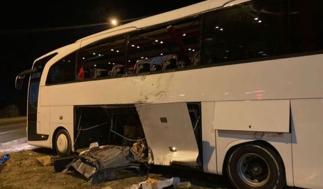 Bandırma otogar kavşağında otobüs ile kamyon çarpıştı: 14 yaralı