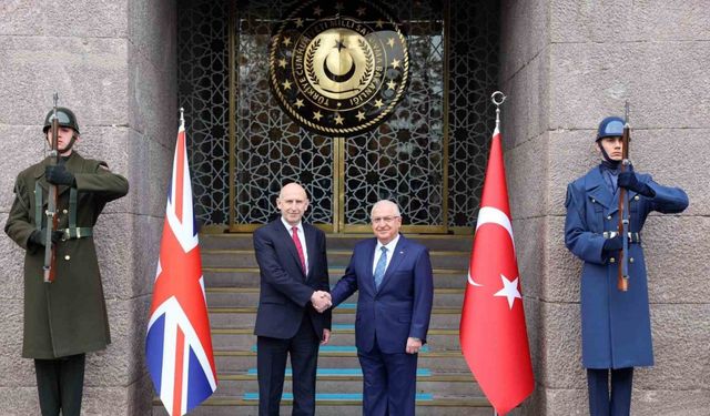 Birleşik Krallık Savunma Bakanı Healey TUSAŞ tesislerini ziyaret etti