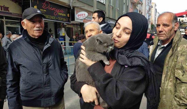 Çorum’daki doğal gaz patlaması sebebiyle evde mahsur kalan kedisine 1 gün sonra kavuşabildi