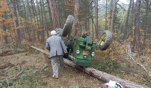 Devrilen traktörün altında kalan sürücü hayatını kaybetti