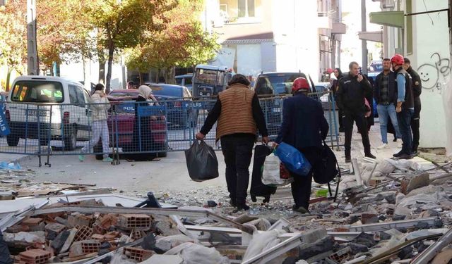 Doğalgaz patlamasında hasar gören evlerinden eşyalarını 4 gün sonra alabildiler