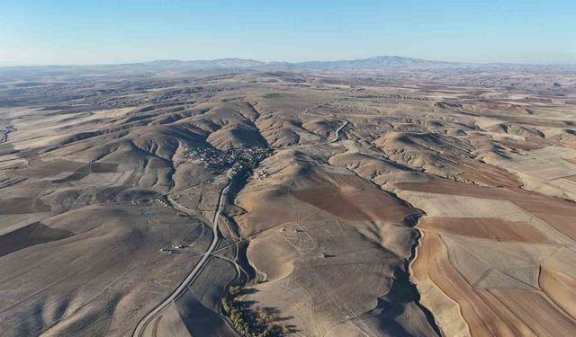 Doğanın eşsiz uyumu: Bozkır dağları ve uçsuz bucaksız tarım arazileri